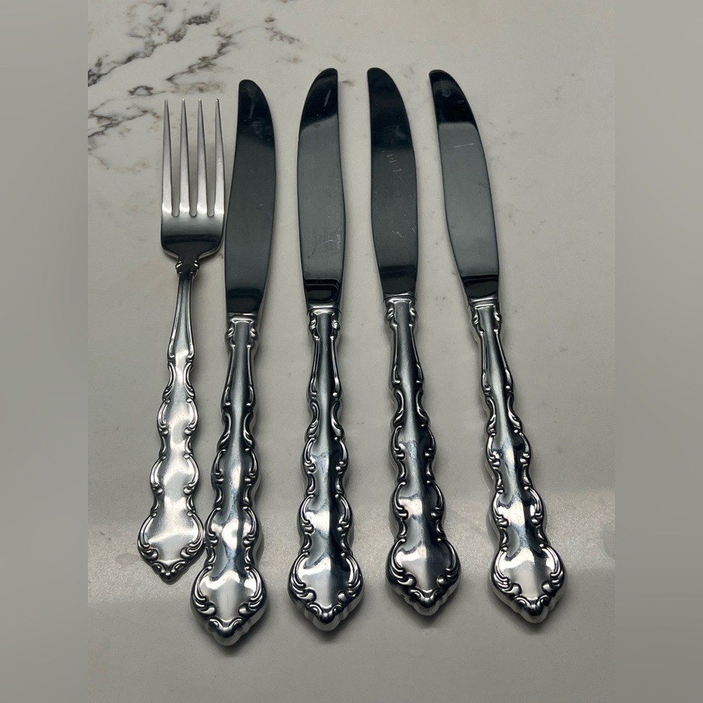 Oneida Deluxe Mozart set of 4 hollow dinner knives and 1 Mozart dinner fork
